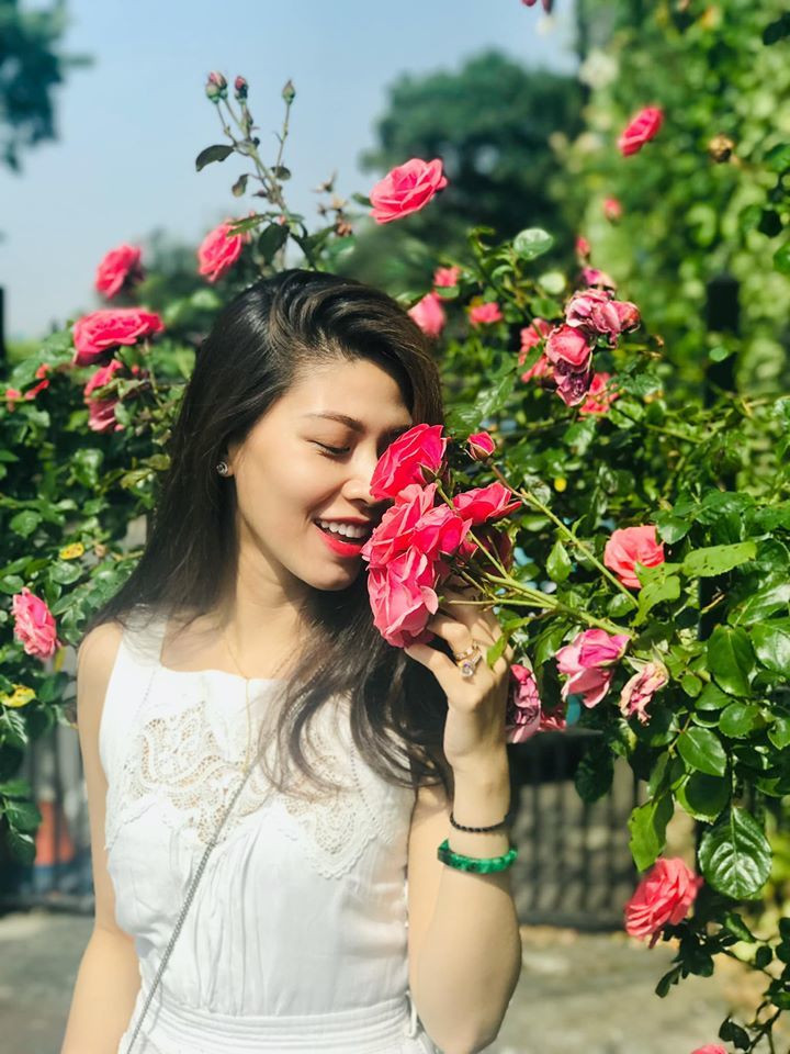 Mới đây nữ BTV xinh đẹp chia sẻ trên trang cá nhân: "Dạo này thích nghe Đen Vâu, và cứ bị ám ảnh câu hát 'một đời này ta sẽ có mấy lần 10 năm. Hôm nay, một người anh cũng tặng mình một câu: 'Cuộc sống này quan tâm gì, khi thời gian quá ít?' Đúng thật! Thời gian trôi qua không lấy lại được. Sống sao để mấy cái 10 năm ngắn ngủi trôi qua không thấy đáng tiếc.