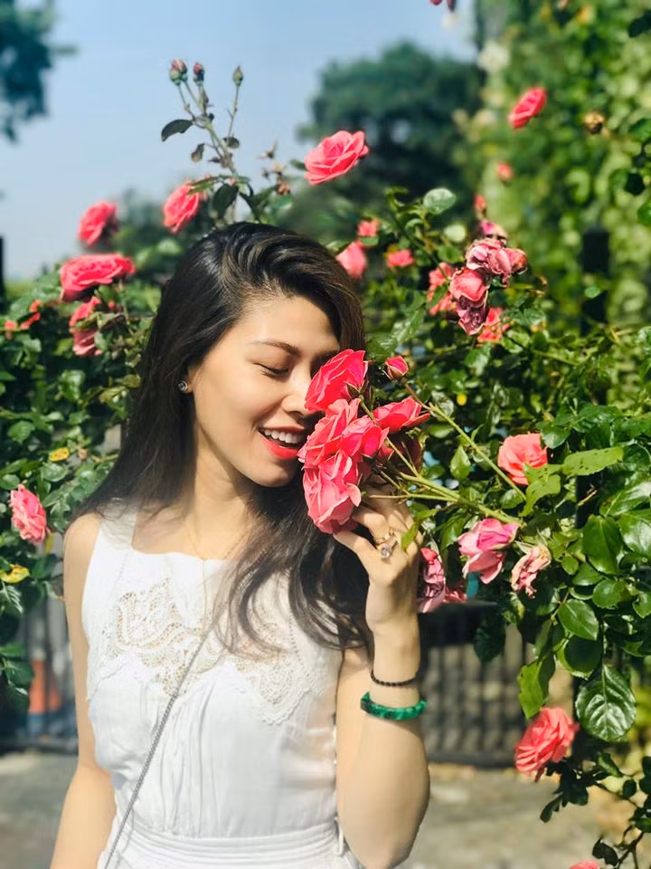 Mới đây nữ BTV xinh đẹp chia sẻ trên trang cá nhân: "Dạo này thích nghe Đen Vâu, và cứ bị ám ảnh câu hát 'một đời này ta sẽ có mấy lần 10 năm. Hôm nay, một người anh cũng tặng mình một câu: 'Cuộc sống này quan tâm gì, khi thời gian quá ít?' Đúng thật! Thời gian trôi qua không lấy lại được. Sống sao để mấy cái 10 năm ngắn ngủi trôi qua không thấy đáng tiếc.