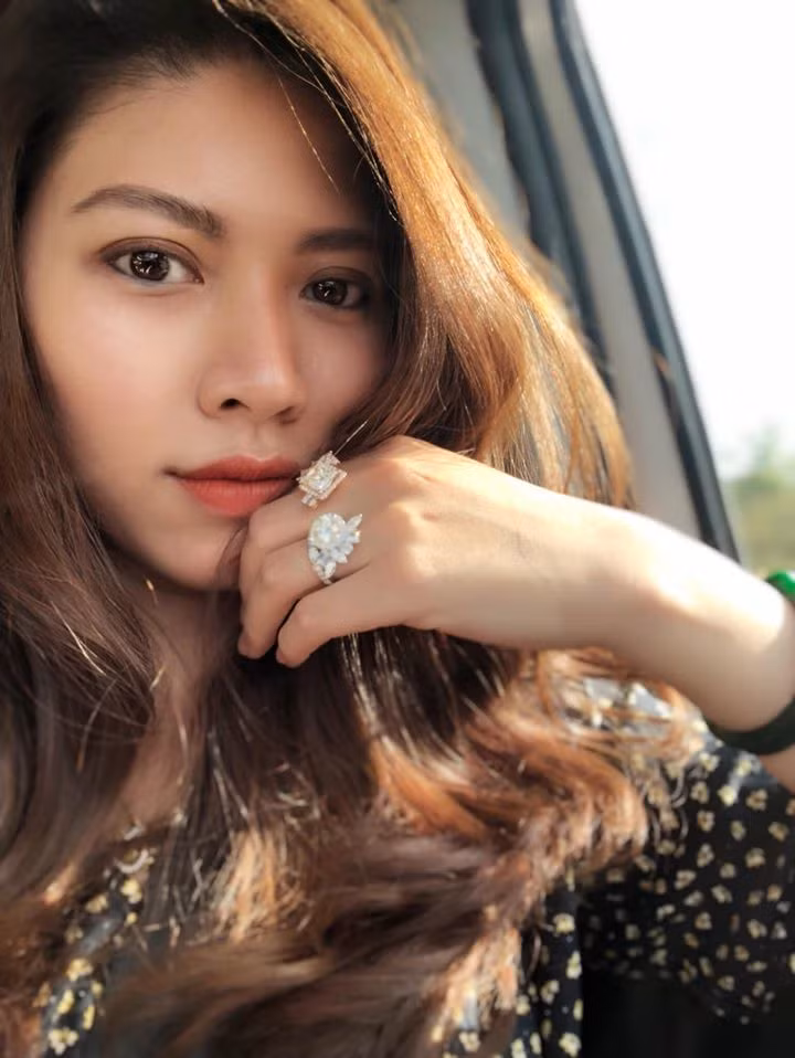 Cô khá phóng khoáng trong cách lựa chọn trang phục thường ngày.