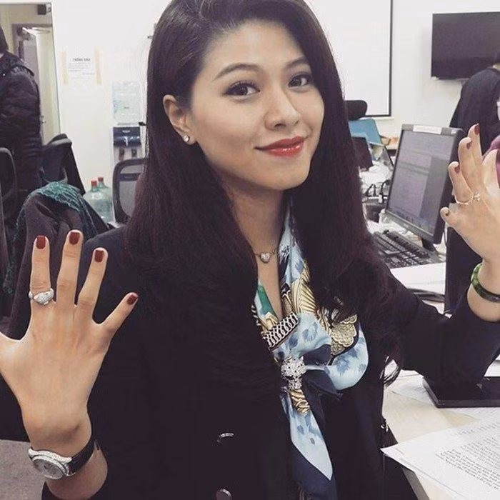 Ngọc Trinh cũng là một tín đồ hàng hiệu. Cô sở hữu nhiều trang phục và túi đến từ các hãng thời trang cao cấp. BTV cũng thường sử dụng những món đồ phụ kiện đắt giá đến từ các thương hiệu đình đám thế giới như khăn LV, áo Chanel, phụ kiện của Gucci… điện thoại Vertu nạm kim cương đắt giá.