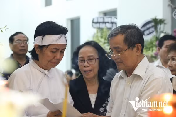 Van te dam nuoc mat cua ban be vinh biet nghe si Chanh Tin