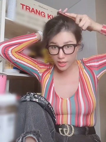 Trong video mới đây, Trang Trần để lộ vòng 2 ngày càng phì nhiêu. Nhìn hình ảnh qua sóng livestream, cô cũng nhận thấy sự thay đổi ngoại hình khá nhiều của mình và than vãn: "Ôi làng nước ơi, cái vòng hai sóng xô bờ to gần bằng vòng 1 vậy trời".