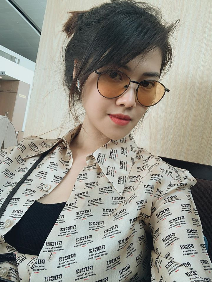 Theo một nguồn tin của Zing.vn, hai người nảy sinh tình cảm sau khi hợp tác chung trong phim Hộp sắt vào năm 2016. Sau đó, Thu Hằng cũng góp mặt trong MV Đẹp trai mới có nhiều đứa yêu của nam ca sĩ.