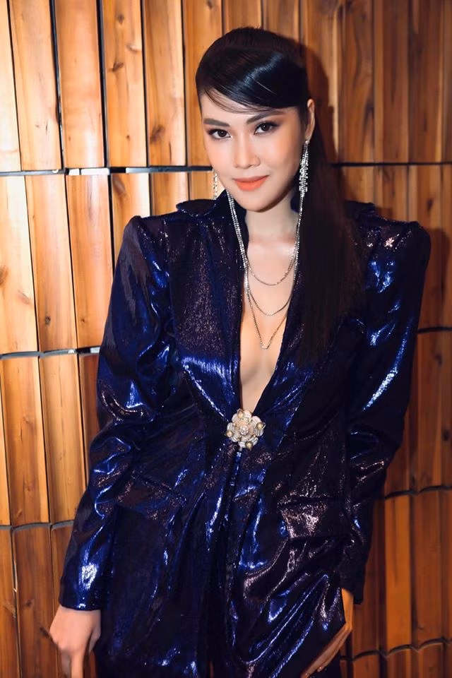 Cô kết hợp cùng phụ kiện đi kèm như túi xách, trang sức ton sur ton với trang phục.