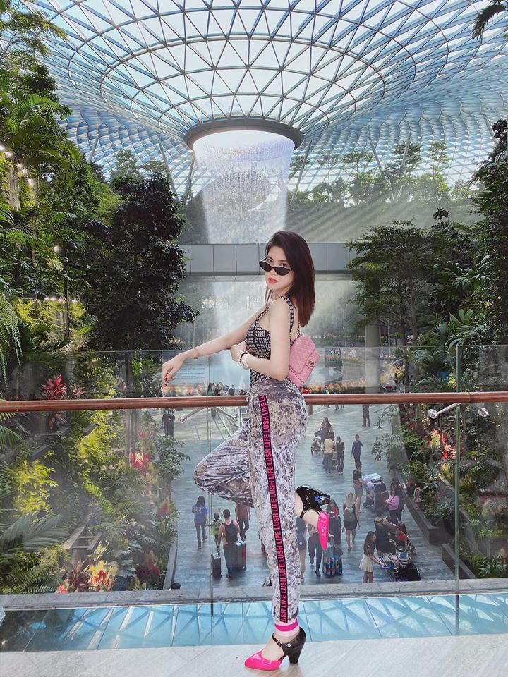 Vài tháng sau, hai người đường ai nấy đi. Sau chia tay, chân dài 8X và Vĩnh Thụy vẫn giữ tình bạn đẹp.