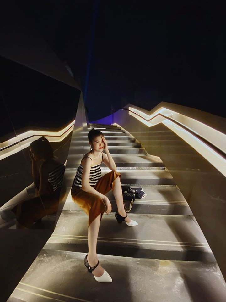 Thu Hằng có niềm đam mê lớn với du lịch. Cô thường xuyên tham quan nhiều địa điểm nổi tiếng của các quốc gia trên thế giới. Tuy nhiên, người đẹp sinh năm 1985 hạn chế chia sẻ về chuyện tình cảm trên báo chí, mạng xã hội.