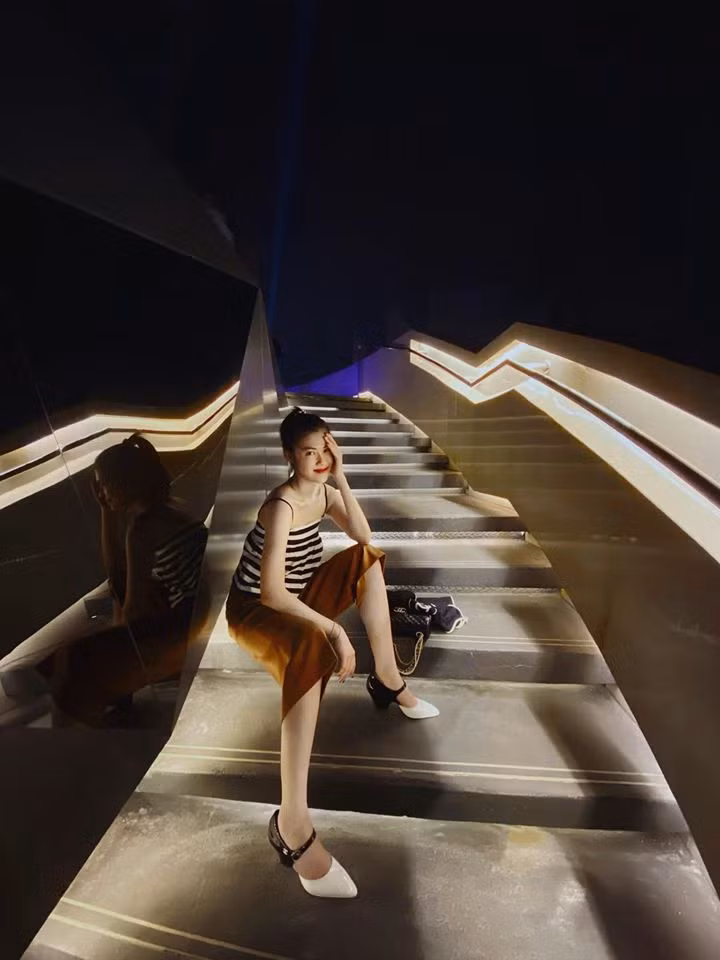 Thu Hằng có niềm đam mê lớn với du lịch. Cô thường xuyên tham quan nhiều địa điểm nổi tiếng của các quốc gia trên thế giới. Tuy nhiên, người đẹp sinh năm 1985 hạn chế chia sẻ về chuyện tình cảm trên báo chí, mạng xã hội.