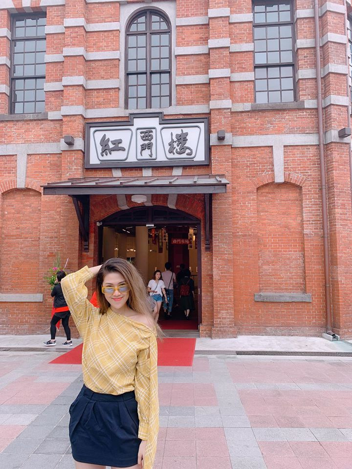 Những bộ đầm free-size rộng rãi hay áo sơ mi kết hợp chân váy không thể thiếu trong tủ đồ của chân dài 8X.