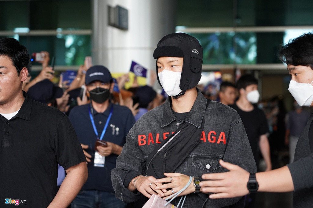 Concert của nhóm nhạc nhà YG sẽ diễn ra vào tối 1/2 tại TP.HCM. Bất chấp tình hình nghiêm trọng và diễn biến ngày càng phực tạp của virus corona, hàng trăm người hâm mộ vẫn đến sân bay để đón thần tượng.