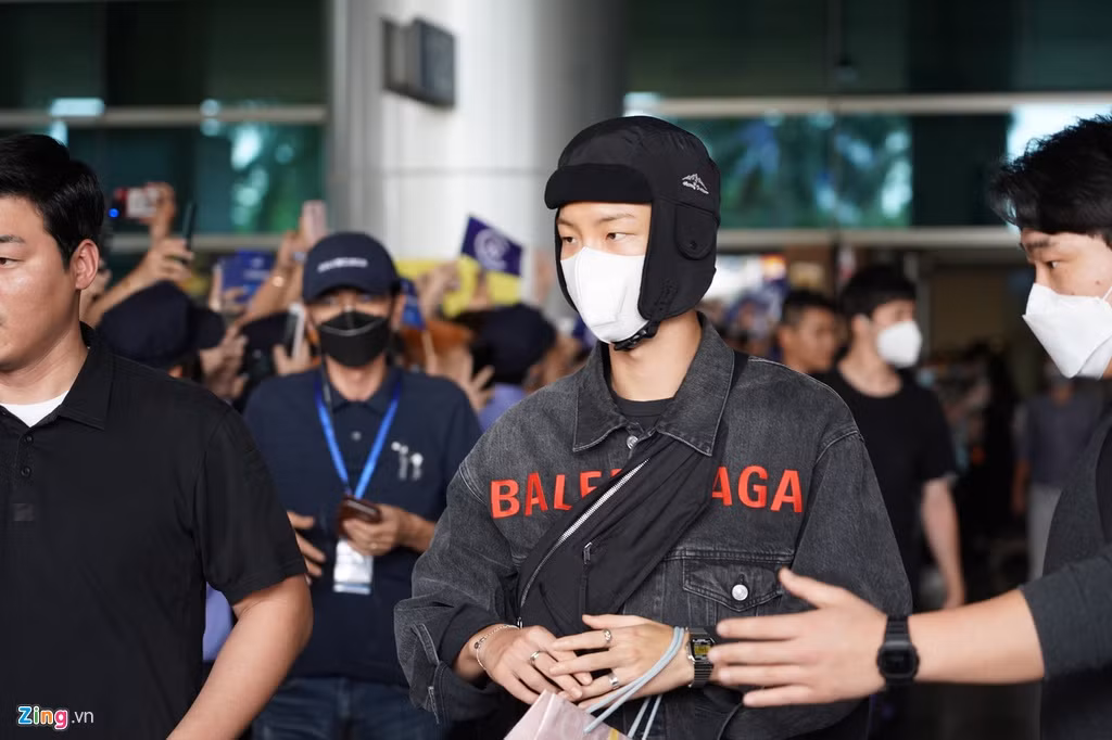 Concert của nhóm nhạc nhà YG sẽ diễn ra vào tối 1/2 tại TP.HCM. Bất chấp tình hình nghiêm trọng và diễn biến ngày càng phực tạp của virus corona, hàng trăm người hâm mộ vẫn đến sân bay để đón thần tượng.