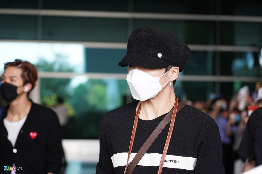 Fan vay kin Tan Son Nhat don nhom nhac Han bat chap dich corona