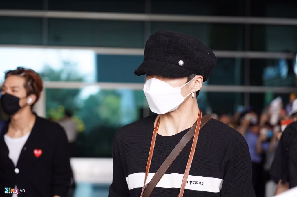 Fan vay kin Tan Son Nhat don nhom nhac Han bat chap dich corona