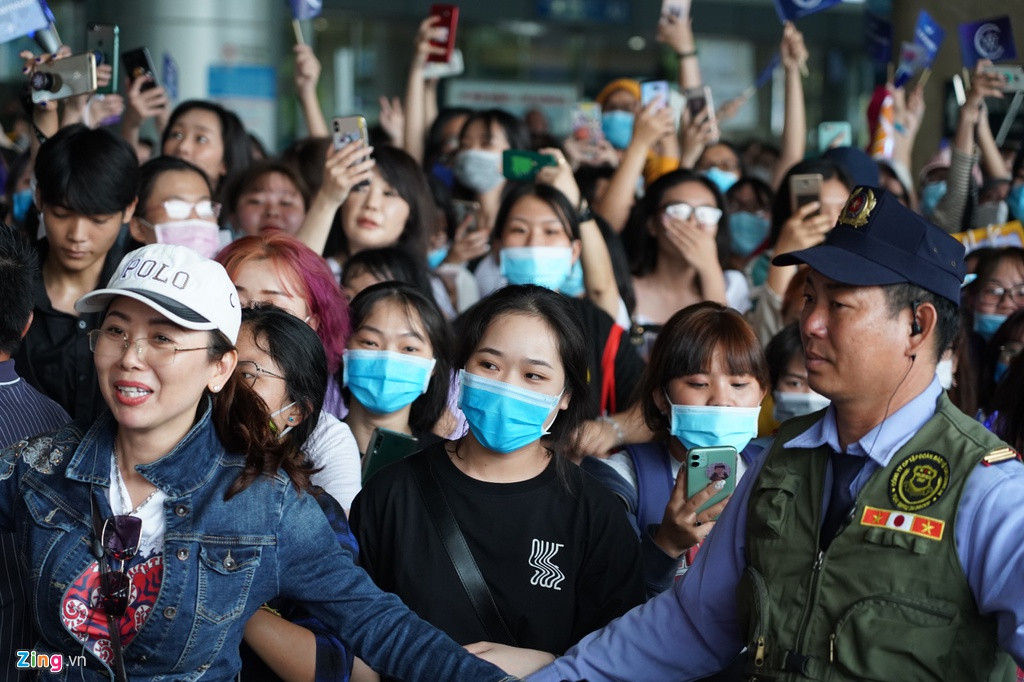 Nhiều người hâm mộ và bảo vệ ở sân bay không đeo khẩu trang bất chấp những khuyến cáo về virus corona những ngày qua.