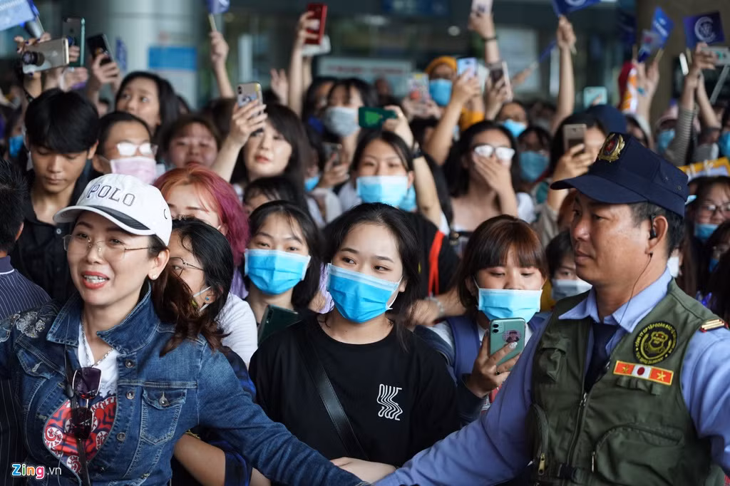 Nhiều người hâm mộ và bảo vệ ở sân bay không đeo khẩu trang bất chấp những khuyến cáo về virus corona những ngày qua.