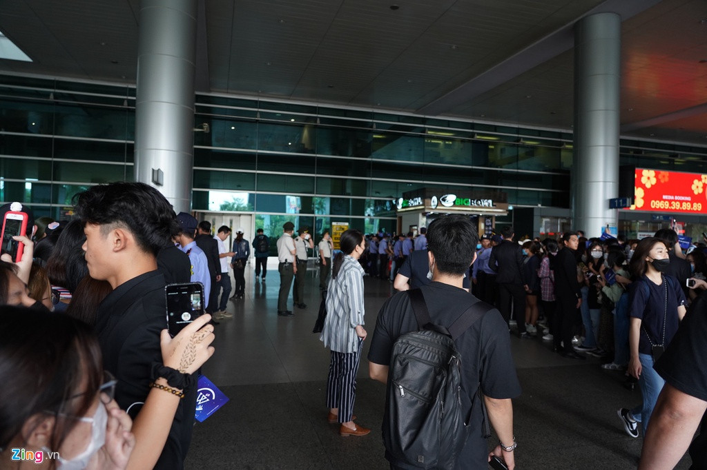 Hầu hết người hâm mộ bịt khẩu trang để bảo vệ bản thân. Hàng trăm fan được xếp thành 2 hàng và trật tự đón các thần tượng.