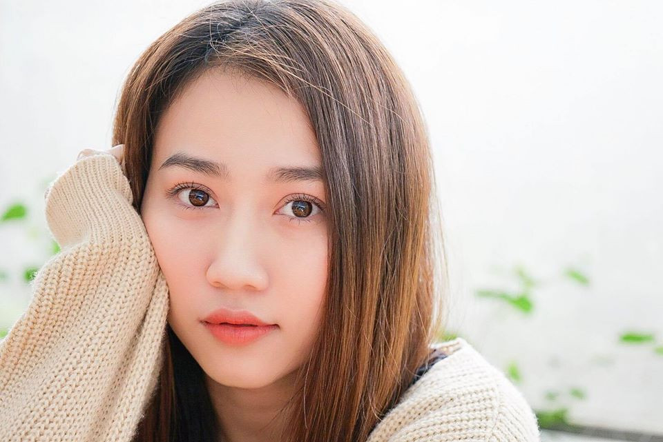 Hồng Loan sở hữu gương mặt khả ái, đôi mắt to tròn biết nói cùng vóc dáng gợi cảm.