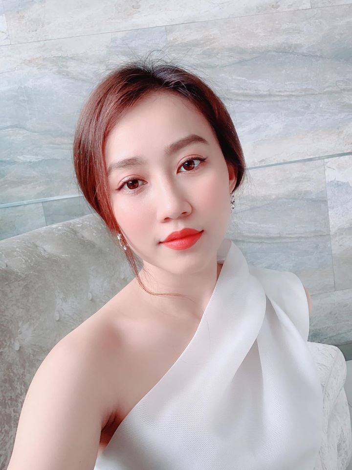 Nữ diễn viên từng giành nhiều giải thưởng ở các cuộc thi sắc đẹp như: Á khôi Duyên dáng Áo dài 2015, Giải nhất Duyên dáng áo dài và hoa 2014, Gương mặt đẹp của cuộc thi Ngôi sao thời trang năm 2013…