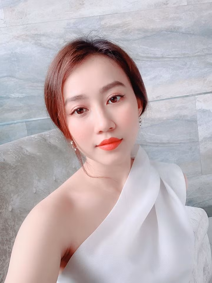 Nữ diễn viên từng giành nhiều giải thưởng ở các cuộc thi sắc đẹp như: Á khôi Duyên dáng Áo dài 2015, Giải nhất Duyên dáng áo dài và hoa 2014, Gương mặt đẹp của cuộc thi Ngôi sao thời trang năm 2013…