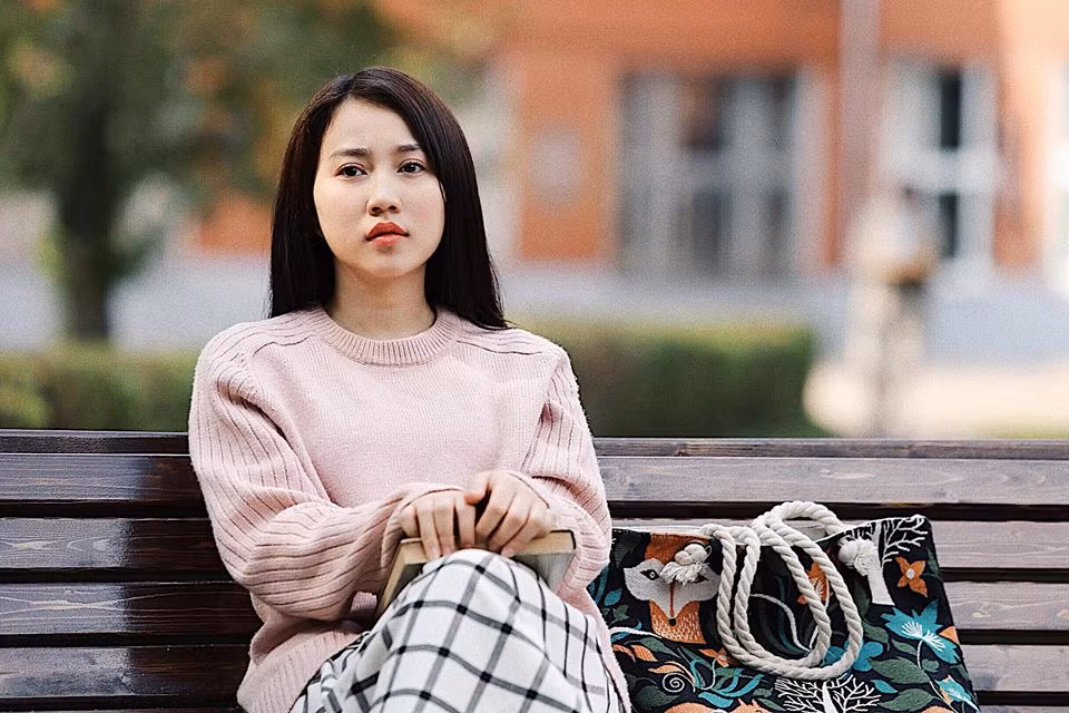 Vai diễn cô sinh viên tên Vân dịu dàng, tốt bụng trong "Tình khúc Bạch Dương" khiến Hồng Loan tạo được thiện cảm với khán giả.