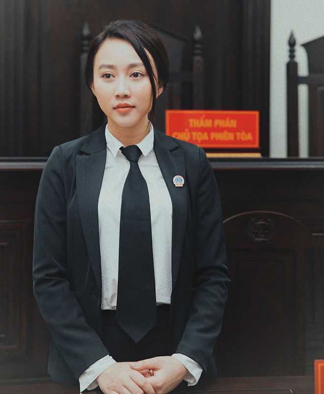 Trong "Người nối nghiệp" của đạo diễn Mai Hồng Phong, Hồng Loan vào vai nữ thư ký tòa xinh đẹp.