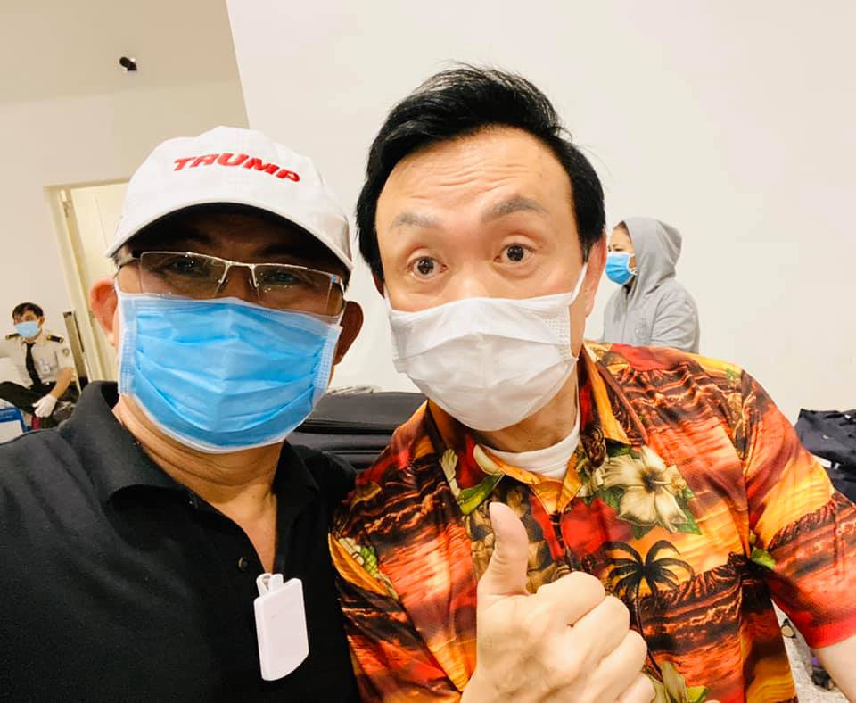 Trước đó, suốt quá trình thực hiện 14 ngày cách ly tập trung nam danh hài rất kín tiếng. Hình ảnh của anh đều do những khán giả yêu mến ở cùng khu cách ly với Chí Tài đăng tải.