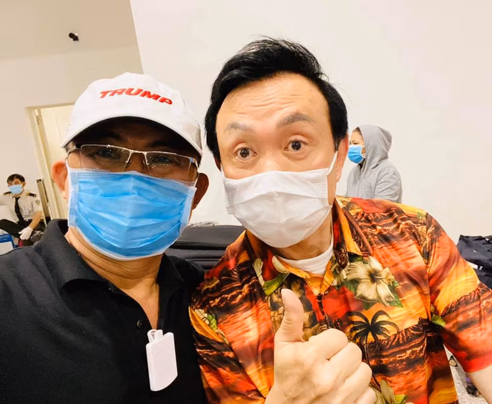 Trước đó, suốt quá trình thực hiện 14 ngày cách ly tập trung nam danh hài rất kín tiếng. Hình ảnh của anh đều do những khán giả yêu mến ở cùng khu cách ly với Chí Tài đăng tải.