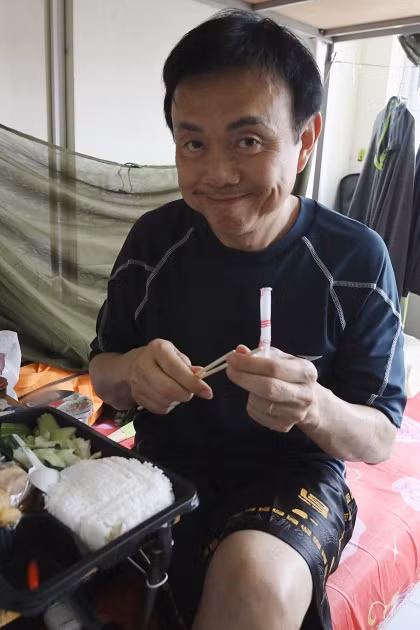 Qua lời kể của những người đi cách ly cùng, Chí Tài hòa đồng, giản dị và hài hước.