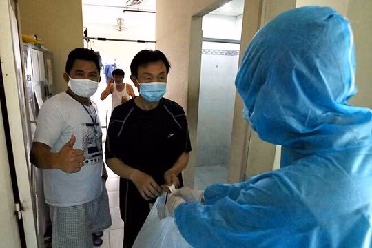 Trong cuộc phỏng vấn với Zing, Chí Tài chia sẻ, những ngày ở khu cách ly anh giữ lịch tập luyện thể dục đều đặn. Đây cũng là khoảng thời gian cho anh nghỉ ngơi.