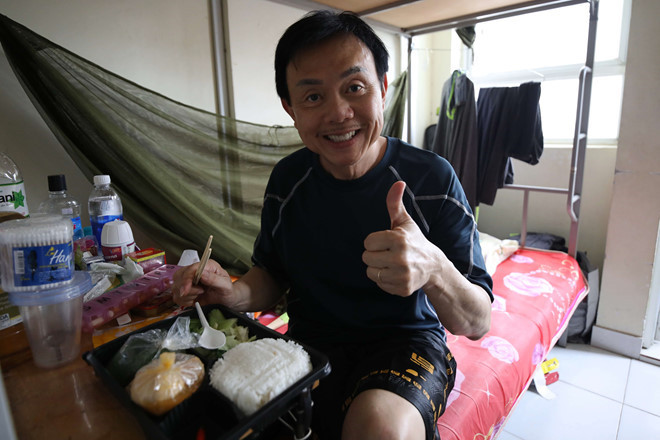 Đây cũng là điểm khác biệt của Chí Tài so với nhiều sao Việt đi cách ly. Không ồn ào, cập nhật liên tục hình ảnh trên trang cá nhân, nam danh hài chọn cách lặng lẽ, giống như một người bình thường cứ không phải ngôi sao.