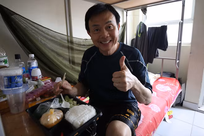 Đây cũng là điểm khác biệt của Chí Tài so với nhiều sao Việt đi cách ly. Không ồn ào, cập nhật liên tục hình ảnh trên trang cá nhân, nam danh hài chọn cách lặng lẽ, giống như một người bình thường cứ không phải ngôi sao.