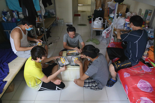 "Tôi nghĩ mình cũng như bao người dân khác phải đi cách ly khi về từ vùng dịch. Người ta sao thì mình vậy. Tôi không muốn ồn ào, gây chú ý nên không cập nhật hình ảnh trên trang cá nhân nên đã giấu kín", Chí Tài bày tỏ.