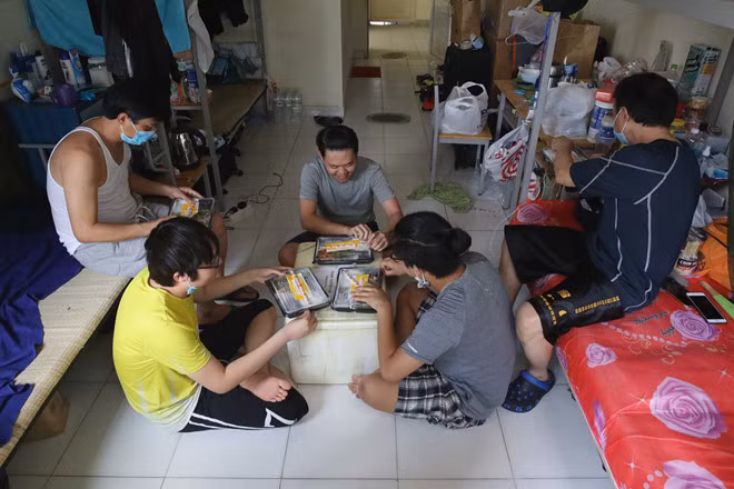 "Tôi nghĩ mình cũng như bao người dân khác phải đi cách ly khi về từ vùng dịch. Người ta sao thì mình vậy. Tôi không muốn ồn ào, gây chú ý nên không cập nhật hình ảnh trên trang cá nhân nên đã giấu kín", Chí Tài bày tỏ.