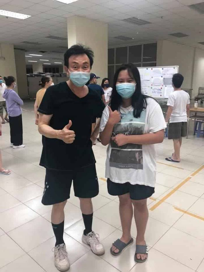 Nghệ sĩ Chí Tài nhiệt tình chụp ảnh cùng fan.