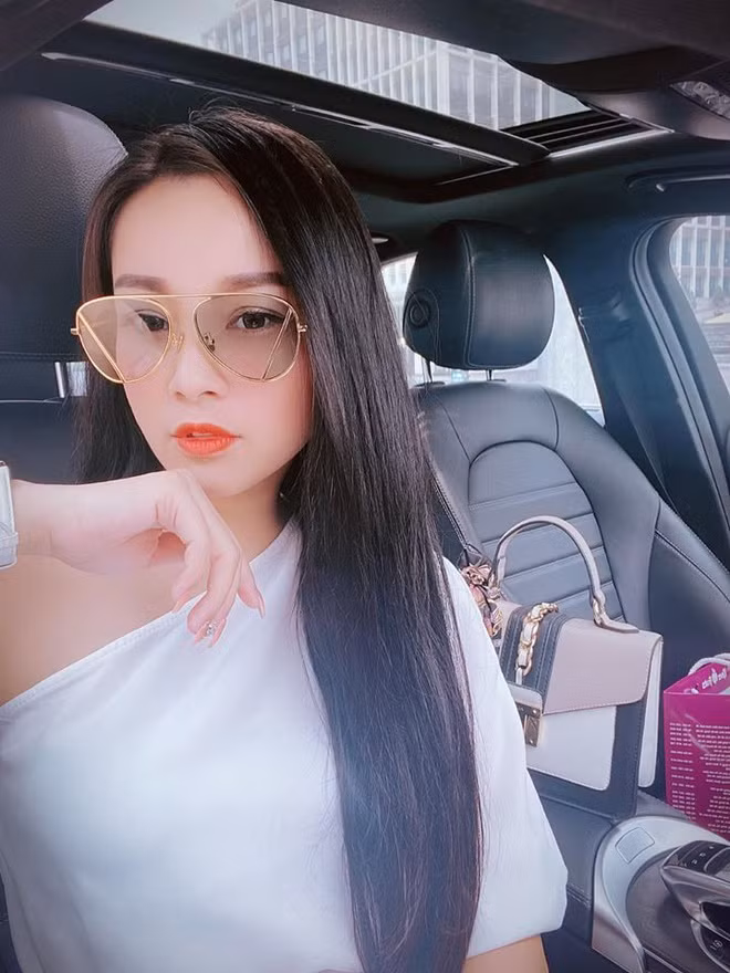 Minh Hương có cuộc sống hôn nhân hạnh phúc bên ông xã kiến trúc sư và hai con. Cô tâm sự gia đình là điểm tựa giúp bản thân cân bằng cuộc sống, là nơi được nạp năng lượng, yêu thương, chăm sóc.