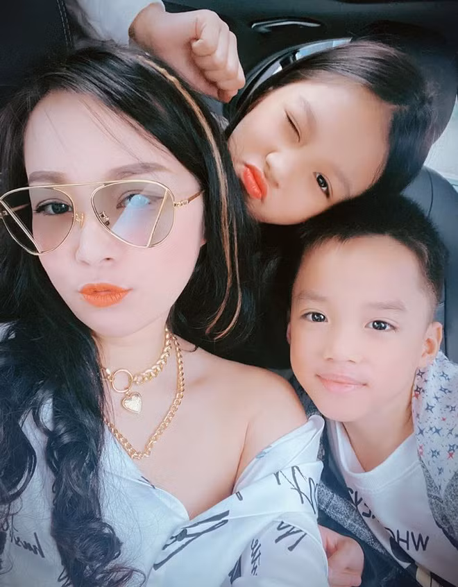 "Tôi cảm thấy thật may mắn khi có một gia đình chồng thật tốt. Ông xã của tôi tâm lý, anh luôn động viên tôi trong công việc và thậm chí đảm nhiệm hết việc nhà mỗi khi vợ bận rộn" - nữ MC trải lòng.