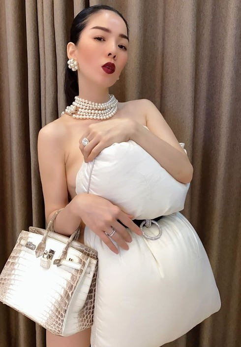 Điểm nổi bật trong set đồ của Lệ Quyên là chiếc túi cá sấu bạch tạng của Hermès đắt đỏ xa xỉ có giá thị trường tầm ~ 1,4 tỷ đồng. Đây là kiểu túi hiếm không phải ai cũng có thể “tậu” được. Thiết kế túi này từng được bán với giá 432.000 USD (tầm 9.8 tỷ đồng).