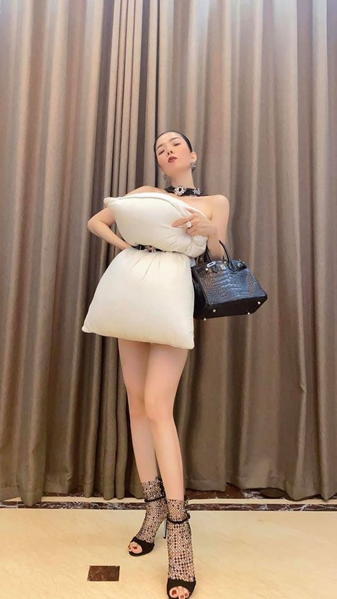 Trong một hình ảnh khác, ca sĩ Lệ Quyên thay phụ kiện mix với giày cao gót đen nạm đá cùng kiểu túi chiếc túi Hermes Birkin khác có giá gần 2 tỷ.