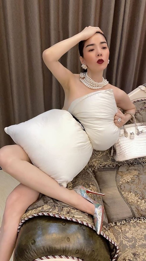 Nữ ca sĩ Lệ Quyên không những nổi tiếng bởi sắc vóc trẻ trung ở độ tuổi gần 40 mà người đẹp còn chịu “bắt trend” với xu hướng quấn gối thành váy đang rất hot hiện nay, không những thế nữ ca sĩ còn chụp ảnh điêu luyện như nàng mẫu từ pose dáng cho đến mix các phụ kiện đi kèm nổi bật là hai kiểu túi Hermes trị giá cả tỷ đồng.