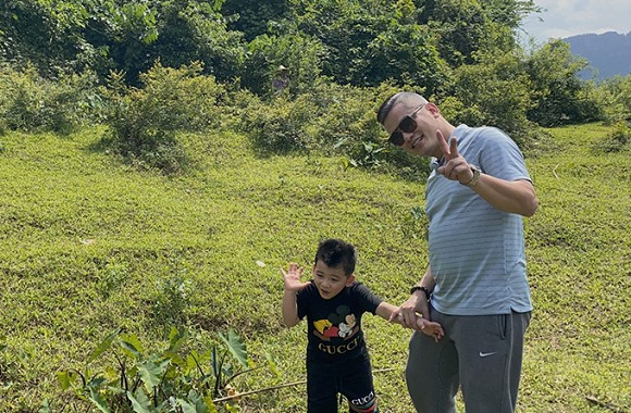 Điều đáng chú ý hơn cả là trong lần này, ông xã Đức Hải của Jennifer Phạm đã chịu xuất hiện trong khung ảnh cùng vợ con.