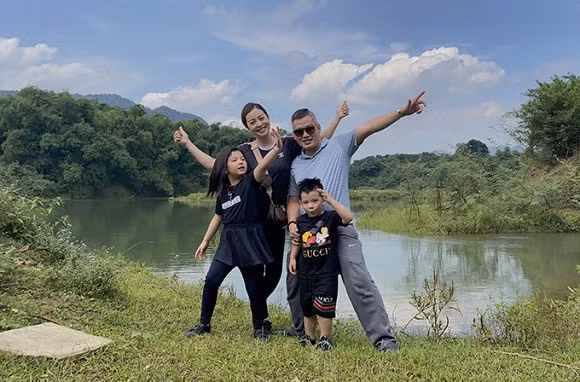 Jennifer Phạm cùng chồng và hai con đi chơi nông trại Jennifer Pham cung chong va hai con di choi nong trai