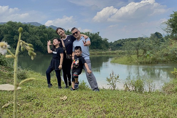 Hai nhóc tì nhà nàng hậu tỏ ra rất hào hứng khi được về Hòa Bình chơi cùng bố mẹ sau thời gian dài ở nhà tránh dịch. Bé Nấm - con gái út của cô - mới được vài tháng tuổi nên được gửi cho người nhà chăm sóc ở Hà Nội.