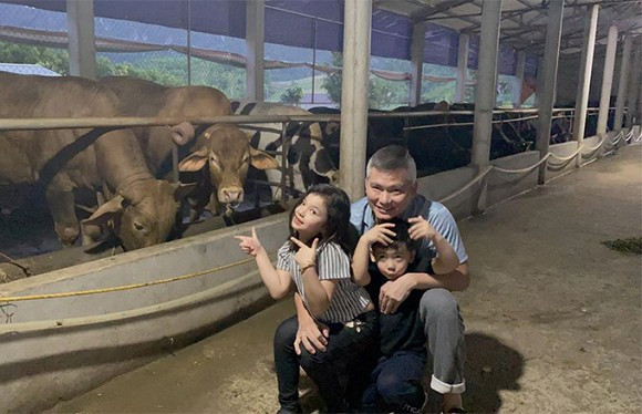 Ông xã của Jennifer Phạm gây ấn tượng vì vẻ ngoài ngày càng phong độ, dù tóc bạc đi khá nhiều nhưng vẻ điển trai và thần thái vẫn không sụt giảm. Anh diện đồ thể thao khoe khoắn thoải mái vui đùa bên các con.