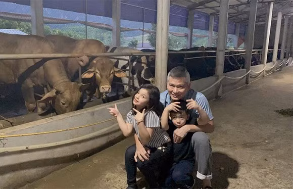 Ông xã của Jennifer Phạm gây ấn tượng vì vẻ ngoài ngày càng phong độ, dù tóc bạc đi khá nhiều nhưng vẻ điển trai và thần thái vẫn không sụt giảm. Anh diện đồ thể thao khoe khoắn thoải mái vui đùa bên các con.