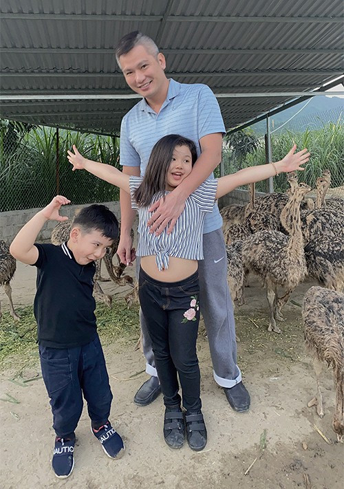 Vì không phải là người của công chúng nên chồng nàng hậu khá hạn chế lên báo hay truyền thông.