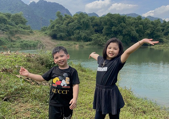 Vì COVID-19 vẫn chưa kết thúc hoàn toàn nên vợ chồng Jennifer Phạm không đưa các con đến những khu vui chơi đông người mà chỉ chạy loanh quanh trong khuôn viên nông trại của người thân.