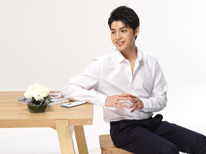 Năm 2016, Noo Phước Thịnh từng khoe đã tậu nhà 1 triệu USD (hơn 23 tỷ đồng) tặng bố mẹ. Đây là số tiền anh tích góp sau 8 năm đi hát, làm quảng cáo và nhiều công việc khác.