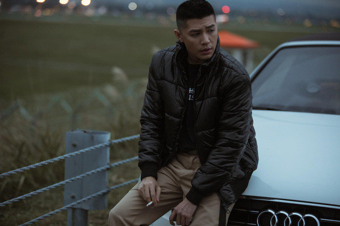 Ngoài ra, nam ca sĩ còn sở hữu nhiều xế hộp đắt tiền để phục vụ cho công việc. Nhiều người thường thấy Noo được hộ tống trong 2 chiếc Audi trắng và đen, có tổng trị giá hơn 4 tỷ đồng.