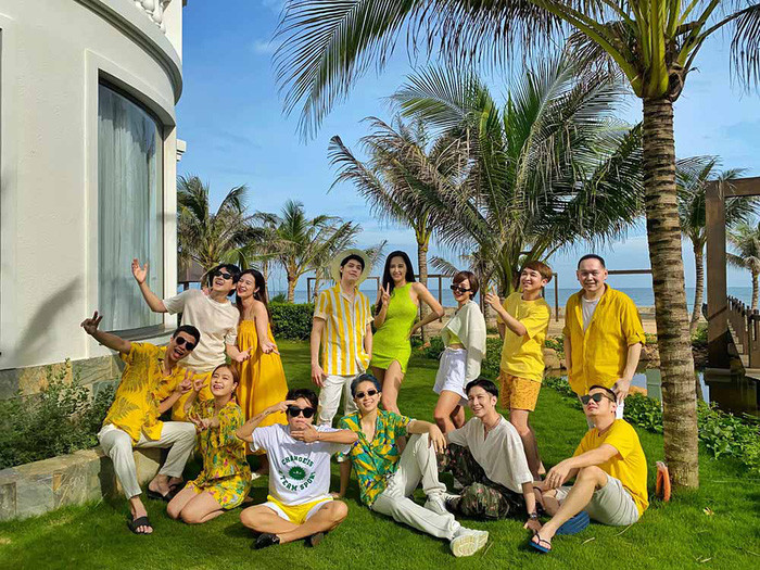 Anh thường hay đi du lịch cùng hội bạn thân trong showbiz.