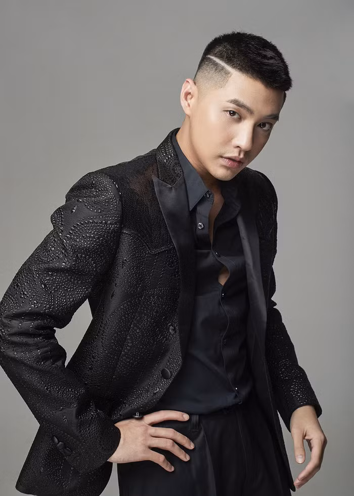 Sự nổi tiếng đương nhiên đem tới cho Noo Phước Thịnh thu nhập "khủng" mỗi tháng, công chúng phần nào đoán được cuộc sống sung sướng như "ông hoàng" của nam ca sĩ sinh năm 1988 này. Ở tuổi ngoài 30, anh đã sở hữu khối tài sản khiến nhiều người "kiêng nể".