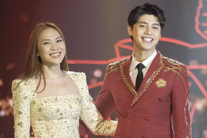 Noo Phước Thịnh là sao nam đông fan nhất nhì làng giải trí Việt. Anh từng nhiều lần đạt giải thưởng lớn, gây “choáng” với mức độ chịu chơi khi đầu tư tiền tỷ cho các sản phẩm âm nhạc. Hơn 10 năm trong làng giải trí, Noo Phước Thịnh được khen là chăm chỉ, giỏi kiếm tiền.